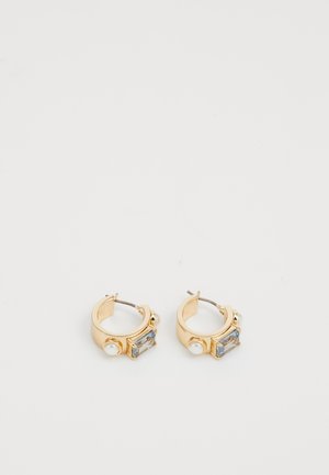 Arany karika fülbevalók geometrikus mintázattal, amelyeken egy téglalap alakú kék kő és minden egyes karikán egy fehér gyöngy díszítés található.