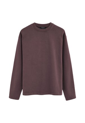 Sudadera de manga larga con cuello redondo en color malva oscuro, diseño liso con logotipo sutil de la marca en el pecho, mostrada sobre fondo blanco.