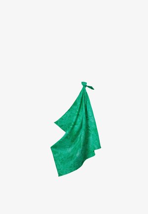 Tissu vert à motifs noué en haut, suspendu librement avec des plis visibles sur fond blanc.