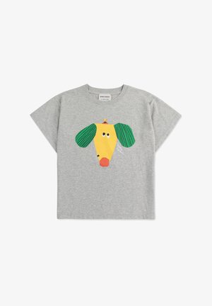 Šedé tričko s krátkym rukávom s farebným dizajnom karikatúrneho psa na prednej strane, so zelenými ušami, žltou tvárou a červeným ňufákom.