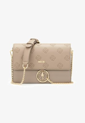 Beżowa torba na ramię z tłoczonym wzorem, złotym łańcuszkowym paskiem oraz okrągłym złotym zapięciem z sylwetką ptaka.