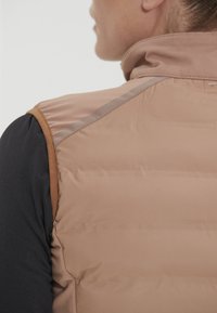 Endurance FUNKTIONS REITTA W HYBRID  - Väst - 5133 beaver fur