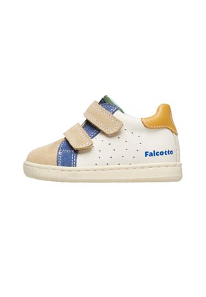 Scarpa in pelle bianca con dettagli in suede beige, particolari in tessuto blu e verde, due cinturini in velcro e la scritta "Falcotto" in blu sul lato.