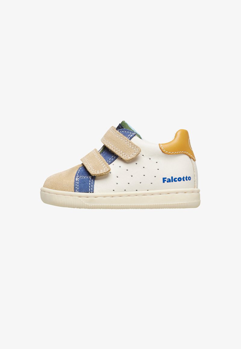 Scarpa in pelle bianca con dettagli in suede beige, particolari in tessuto blu e verde, due cinturini in velcro e la scritta "Falcotto" in blu sul lato.