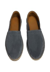 Scarpe slip-on in suede grigio con punta arrotondata, soletta in pelle naturale e cuciture a contrasto lungo la suola in corda di juta.