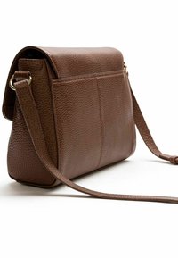 Borsa a tracolla in pelle marrone con una finitura testurizzata, una lunga tracolla regolabile e una tasca frontale. Forma rettangolare compatta.