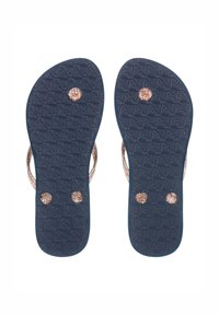 Marineblauwe flip-flops met een gestructureerde zool en glinsterende rosegouden banden en plugs, bekeken vanuit de onderkant tegen een witte achtergrond.