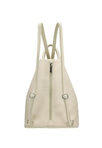 Batoh z texturované krémové kůže, s nastavitelnými popruhy, centrálním zipem a kovovými detaily na dně.