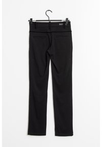 Czarne legginsy o gładkiej fakturze, dopasowanym kroju i dwóch tylni pockets. Posiadają szeroki, elastyczny pas dla komfortu.