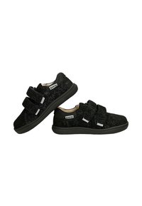 Scarpe nere con una superficie texture e luccicante. Presentano due cinturini regolabili in velcro e una suola in gomma. Logo del marchio visibile sul lato.