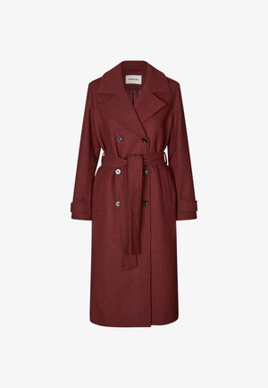 Dwurzędowy, długi płaszcz wełniany w głębokim burgundzie, z szerokimi klapami, mankietami zapinanymi na guziki, bocznymi kieszeniami oraz dopasowanym paskiem związanym w talii.