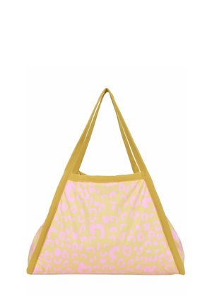 Borsa tote in tessuto morbido con stampa leopardata gialla e rosa chiaro e manici giallo senape, forma triangolare, su sfondo bianco.