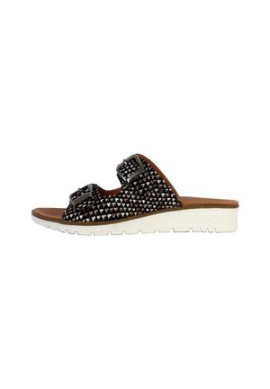 Sandale à glissière noire avec clous, deux boucles ajustables, semelle intérieure marron et semelle extérieure en EVA blanche avec un motif de texture antidérapant.