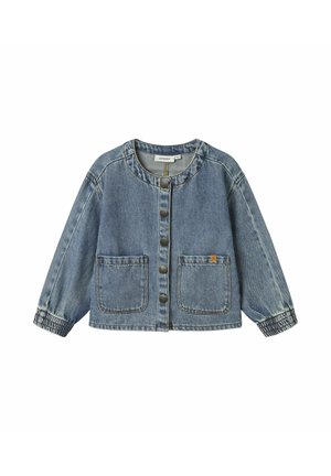 Lichtblauwe denimjack met ronde hals, knoopsluiting, twee voorzakken en gerimpelde mouwen. Kenmerkt zich door contrasterende stiksels en een klein logo.