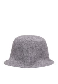 Sombrero de cubo de punto gris con un ala ancha y plana y una corona sin costuras. Textura suave con un patrón liso y uniforme en toda su superficie.