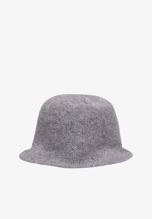 Cappello a secchi grigio lavorato a maglia con una larga visiera piatta e una corona senza cuciture. Tessuto morbido con un motivo liscio e uniforme in tutto il capo.