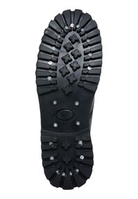 Suela de bota de goma negra con treads pronunciados, clavos metálicos para tracción y varios patrones texturizados para un mejor agarre.