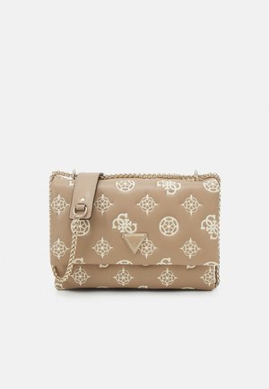 Beige designerhandtas met lichte logo patronen over het geheel, gouden kettingriem en een driehoekige metalen logoplaat op de voorklep.