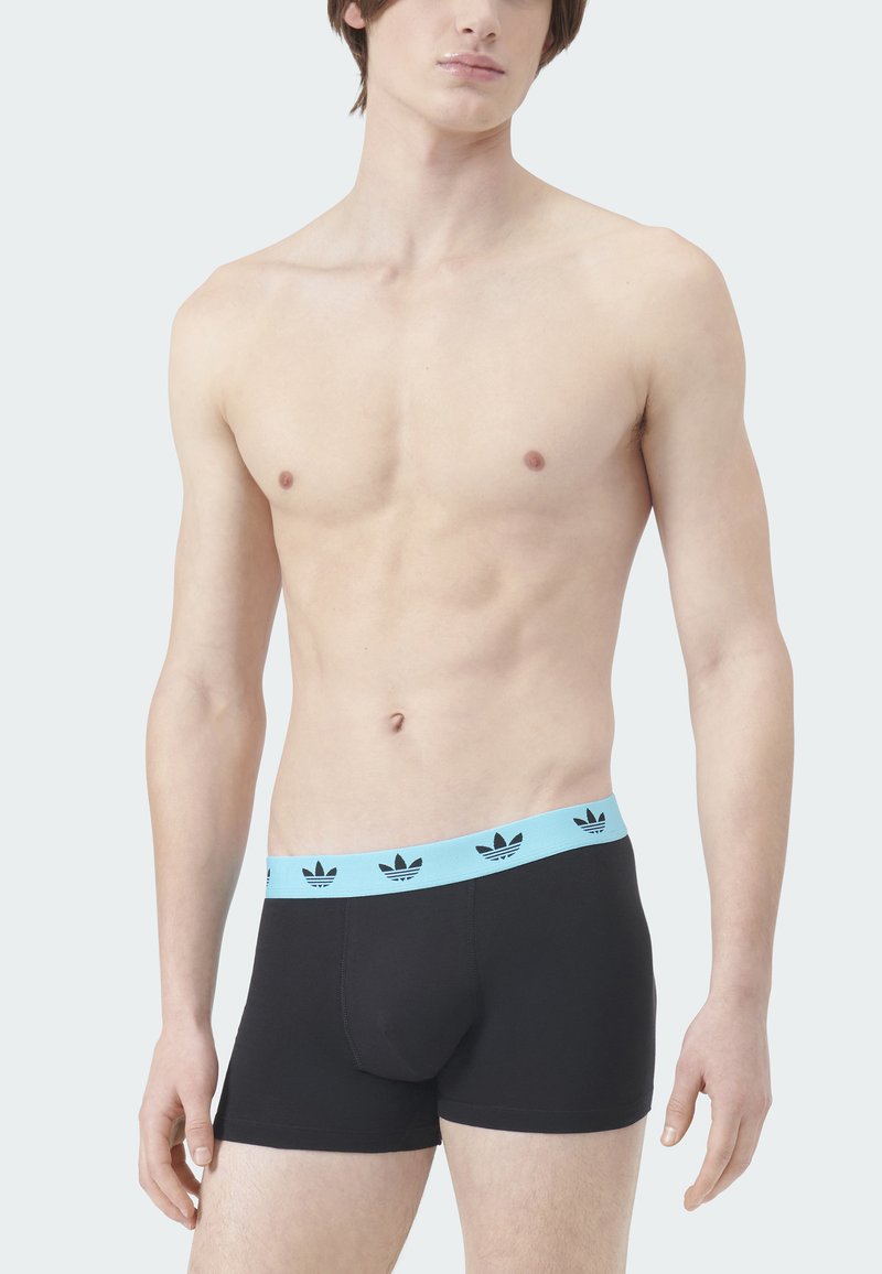 Schwarze Boxershorts mit einem hellblauen Bund, der ein sich wiederholendes schwarzes Logo-Muster zeigt. Glatter Stoff und körpernahe Passform für Komfort.