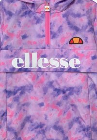 Lilla og rosa tie-dye pullover med halv-zip front, prydet med et hvidt "ellesse" logo på brystet og et orange-sort logo patch på hætten.