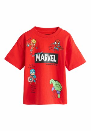 Camiseta roja para niños con el logo de Marvel e ilustraciones de dibujos animados de Iron Man, Spider-Man, Capitán América y Hulk con frases cortas.