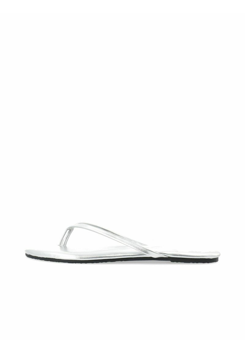 Sølv flip-flop sandaler med tynne stropper, flat såle og teksturert overflate; minimalistisk design på hvit bakgrunn.