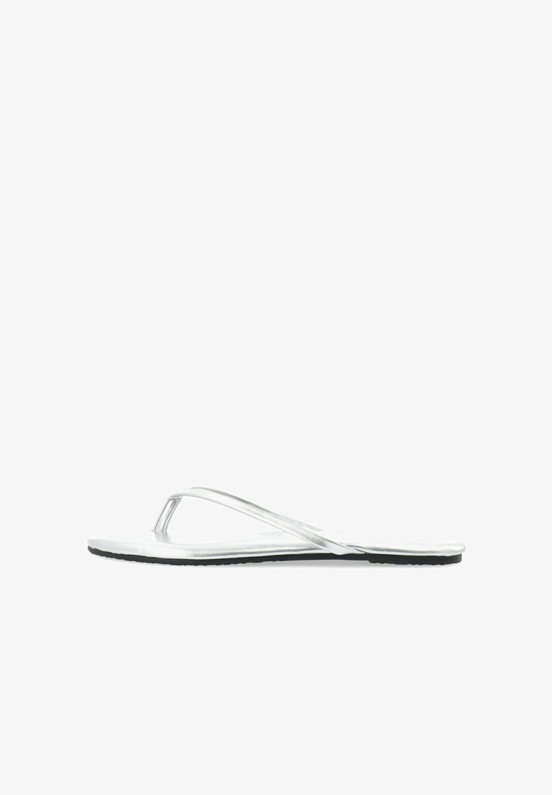 Sølv flip-flop sandaler med tynne stropper, flat såle og teksturert overflate; minimalistisk design på hvit bakgrunn.