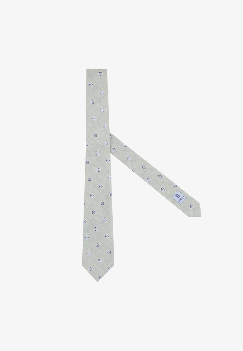 Cravate gris clair avec un subtil motif floral bleu à points et une petite étiquette de marque bleue près de l'extrémité étroite.