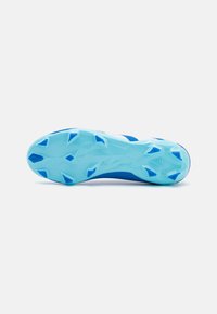 Semelle de chaussure de sport bleue et bleu clair avec un design texturé, comportant des crampons surélevés et des formes géométriques distinctes.