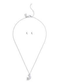 Collier en argent avec un pendentif en forme de lune orné de pierres claires ; comprend des boucles d'oreilles en forme de croissant assorties.