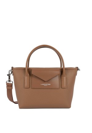 Sac à main en cuir marron texturé avec poignées supérieures, poche avant type enveloppe, bandoulière amovible et logo "Lancaster Paris".