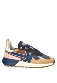 Tansneaker in Marine und Braun mit einer strukturierten Wildleder-Oberfläche, Stoffakzenten, Gummisohle und kontrastierenden blauen und pinken Streifen.
