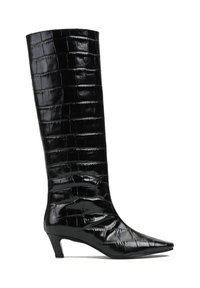 Czarne kozaki do kolan wykonane z błyszczącej skóry tłoczonej w wzór krokodyla, z spiczastym noskiem i niskim, grubym obcasem. Wzór teksturowany w całej powierzchni.