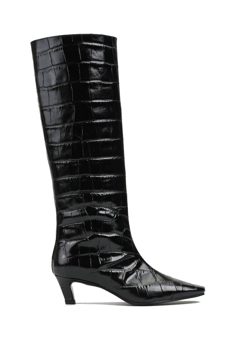 Czarne kozaki do kolan wykonane z błyszczącej skóry tłoczonej w wzór krokodyla, z spiczastym noskiem i niskim, grubym obcasem. Wzór teksturowany w całej powierzchni.