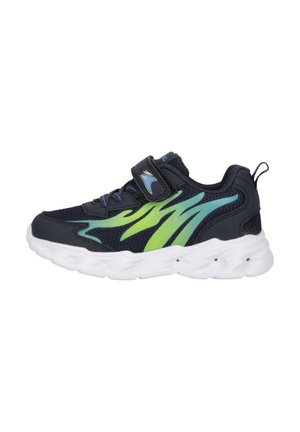 Schwarzer und blauer Sportschuh mit grünen und türkisen Wellenmustern, einem einzelnen Klettverschlussriemen und einer weißen gepolsterten Sohle. Verstärkter Fersenbereich und strukturiertes Obermaterial.