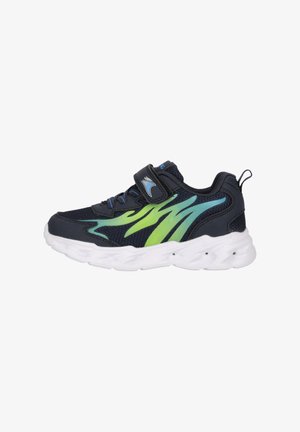 Schwarzer und blauer Sportschuh mit grünen und türkisen Wellenmustern, einem einzelnen Klettverschlussriemen und einer weißen gepolsterten Sohle. Verstärkter Fersenbereich und strukturiertes Obermaterial.