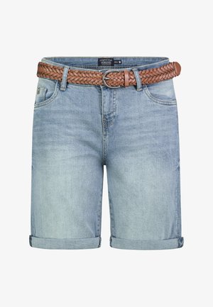 Lichtblauwe denim shorts met opgerolde zoom, voorzien van een bruine gevlochten leren riem en voorzakken, maat medium.