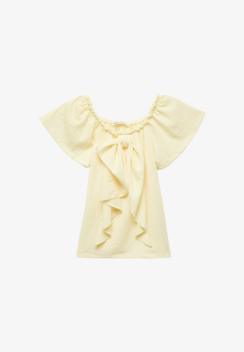 Gul off-the-shoulder top med flagrende ærmer og en forskudt sløjfedetalje. Fremstillet af tekstureret stof, der har en løs pasform og blød drapering.