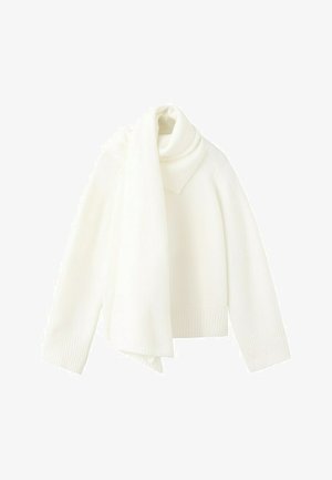 Bela pletena jopica z ujemajočo dolgo ruto, ovito okoli vratu na belem ozadju.