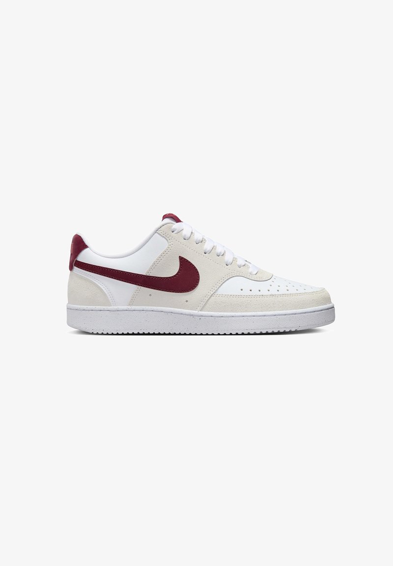 Weißer Sneaker mit roten Akzenten, ausgestattet mit einem strukturierten Wildleder- und glatten Lederdesign, weißer Gummisohle und perforierter Zehenpartie für Atmungsaktivität.