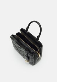 Musta nahkainen käsilaukku, jossa on tikattu kuviointi, kahdet yläkahvat ja vetoketjulla suljettava kultaiset metalliosat. Sisällä on runsaasti tilaa.