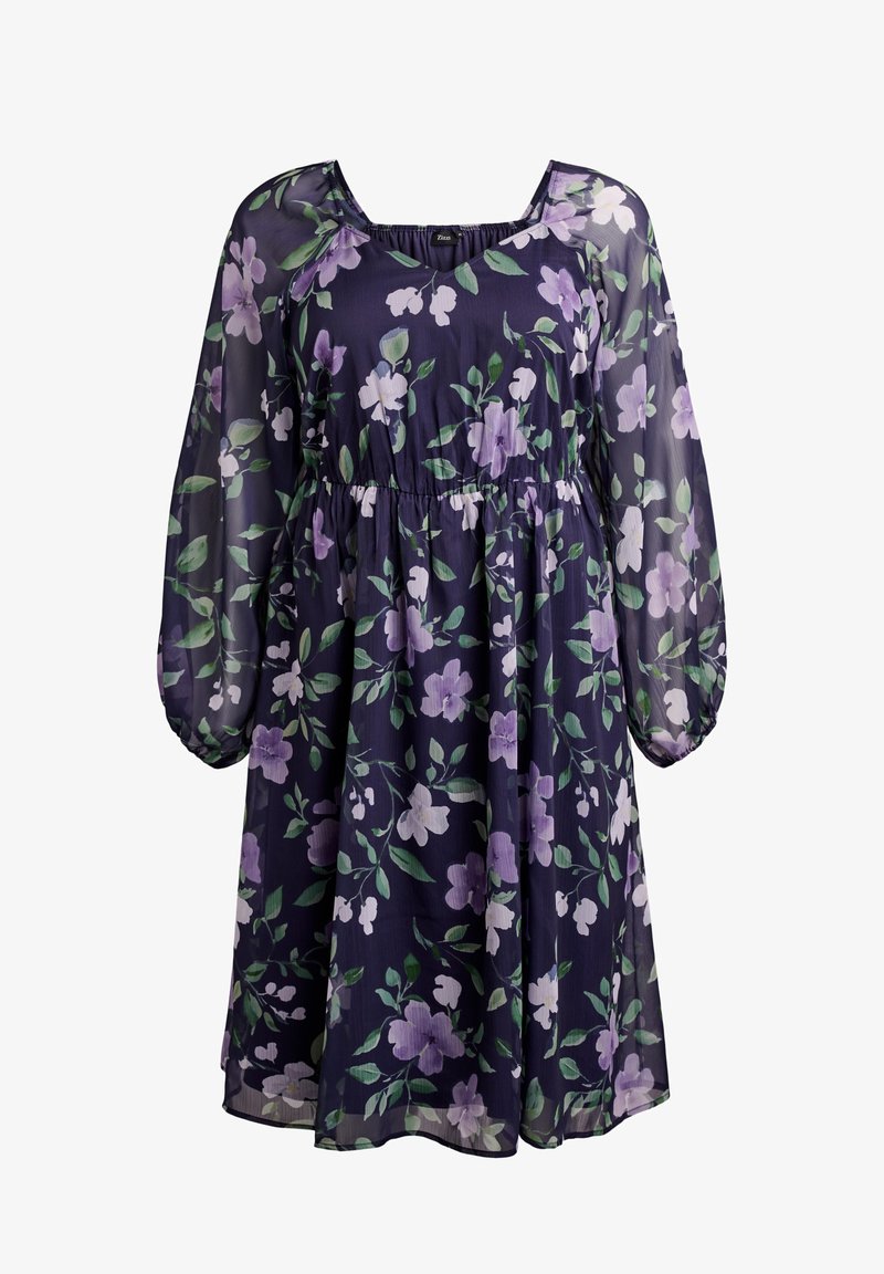 Blomstret chiffonkjole med en marineblå baggrund, lilla og grønne blomsterprint, løse lange ærmer og en indsnævret talje.