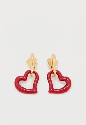 Naušnice u obliku crvenog srca s sjajnim završetkom, s kukicama od metala zlatne boje i šupljim dizajnom. Lagan i razigran stil.