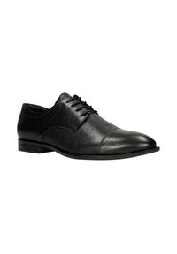 Chaussure de costume noire avec un bout cap en cuir lisse, un corps texturé et un design à lacets avec un petit talon empilé.