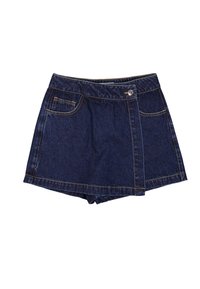 Shorts de mezclilla en azul oscuro, con una pretina que tiene un botón, cuatro bolsillos y costuras amarillas. Corte recto con un dobladillo ligeramente acampanado.