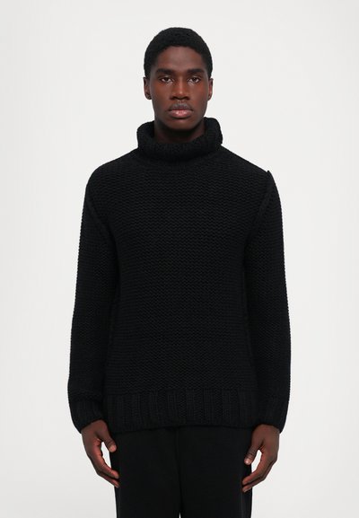 Strikket sort højhalset sweater med en tekstureret finish. Har lange ærmer og en ribbet kant, der giver varme og en afslappet pasform.