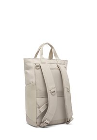 Beige hátizsák dupla vállpánttal, felső fogantyúkkal és oldalsó zsebbel; sima anyagból készült, és strapabíró formája van.