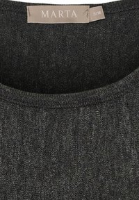 Mørk grå strikket sweater med rund halsudskæring, der har en subtil tekstur. Etiketten viser "MARTA" med størrelse S/M.