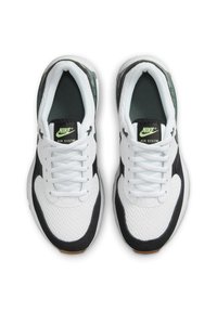Scarpe sportive bianche e nere con una tomaia in rete e dettagli verdi. Presentano lacci, una linguetta imbottita e una suola in gomma testurizzata.