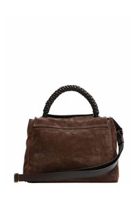 Borsa in suede marrone con manico intrecciato nero e tracolla staccabile. Presenta una tasca frontale e una finitura morbida e testurizzata.